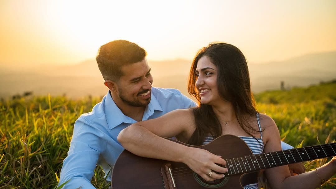 Casal ao fim da tarde, num campo, durante o pré-wedding